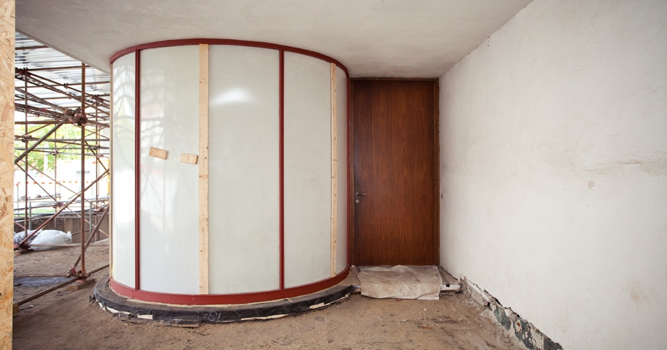 Main entrance to the house; authentic steel structure of the curved glazed wall with prime anti-rust paint, 2010, photograph: David Židlický