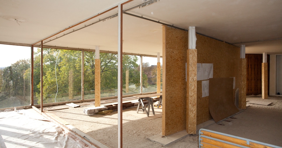 Main living room (2nd floor); removal of secondary coatings on the steel structure between the main residential room and the winter garden, 2010, photograph: David Židlický
