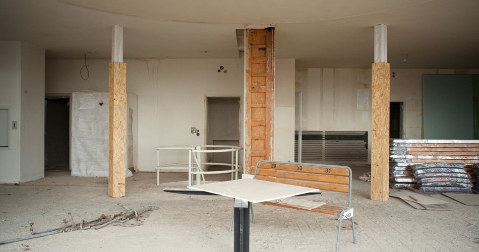 Hlavní obytný prostor (2. NP) po odstranění zaoblené dřevěné příčky vymezující prostor jídelny, 2010, foto: David Židlický