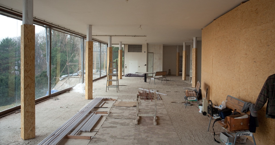 Průhled hlavním obytným prostorem (2. NP) po odstranění zaoblené dřevěné příčky vymezující prostor jídelny, 2010, foto: David Židlický