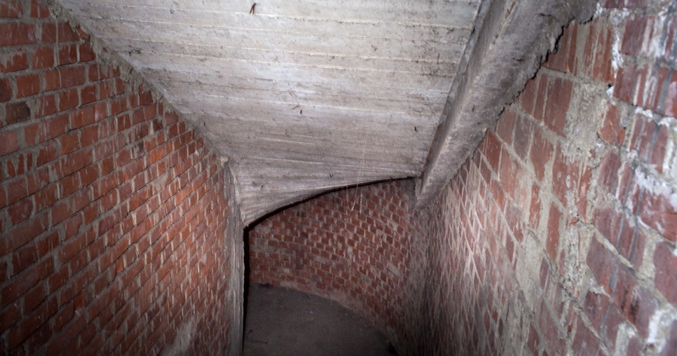 Dutý prostor pod schodištěm z ložnicového patra do hlavního obytné haly, 2010, foto: David Židlický