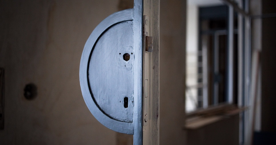Pokoj nejstarší dcery Hanny (3. NP); půlobloukové krytí zámku v profilaci ocelového rámu dveří na terasu sloužící pro uchycení zámkového mechanismu 2011, foto: David Židlický