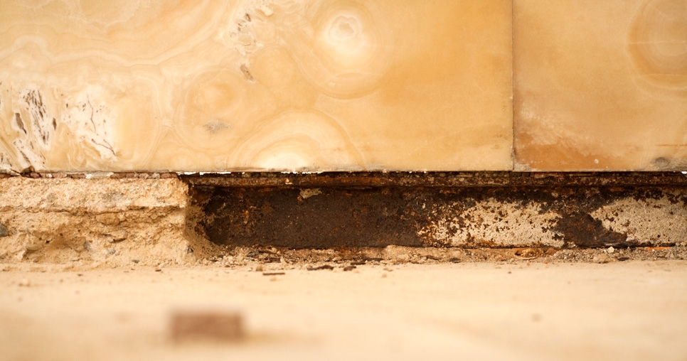 Hlavní obytný prostor (2. NP); nosný ocelový válcovaný L profil před repasí a statickým zajištěním pod onyxovou příčkou s vrstvou Sorelova cementu (vlevo), 2011, foto: David Židlický