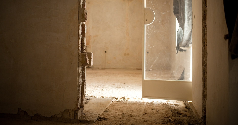 Průhled z pokoje chlapců do pokoje Hanny (3. NP) s dveřmi po repasi včetně nátěru a nového zasklení, 2011, foto: David Židlický