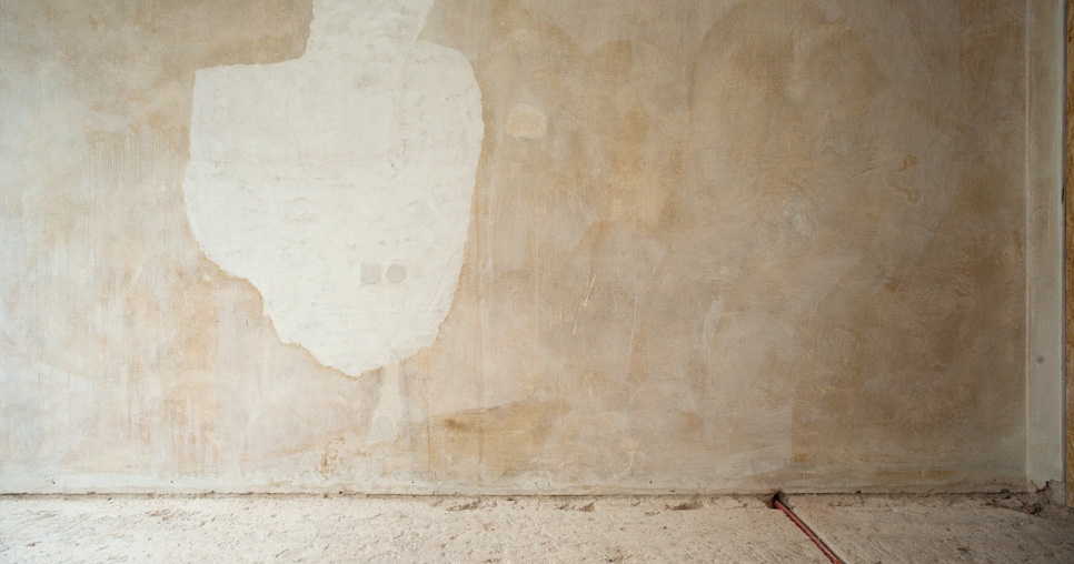 Pokoj vychovatelky (3. NP); stěna po smytí druhotných nátěrových vrstev, 2011, foto: David Židlický