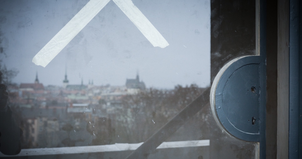 Pokoj Hanny (3. NP); půlobloukové krytí zámku v profilaci ocelového rámu dveří na terasu, 2011, foto: David Židlický