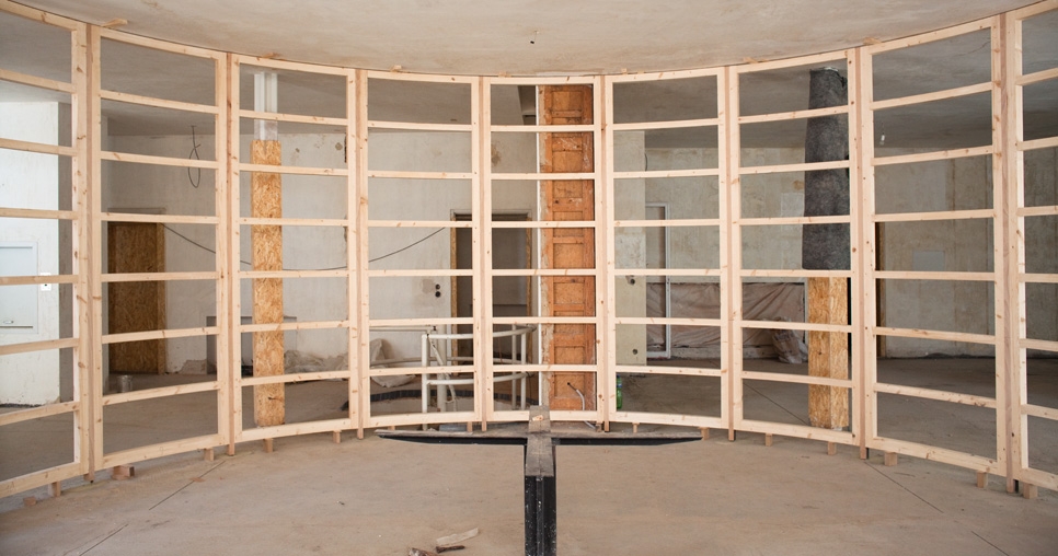 Hlavní obytný prostor (2. NP); dřevěný nosný rošt pro osazení panelů zaoblené příčky z makassarského ebenu, 2011, foto: David Židlický