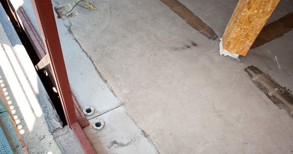 Hlavní obytný prostor (2. NP); podlaha před aplikací xylolitové mazaniny, vlevo v podlaze kruhové příruby (chráničky) topného registru před prosklenou stěnou, 2011, foto: David Židlický