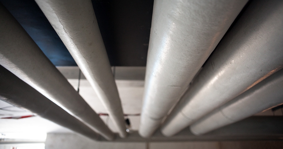 Technické podlaží (1. NP); tepelná izolace s cementovou kletovanou omítkou zavěšeného potrubí ústředního topení a vody, 2011, photograph: David Židlický