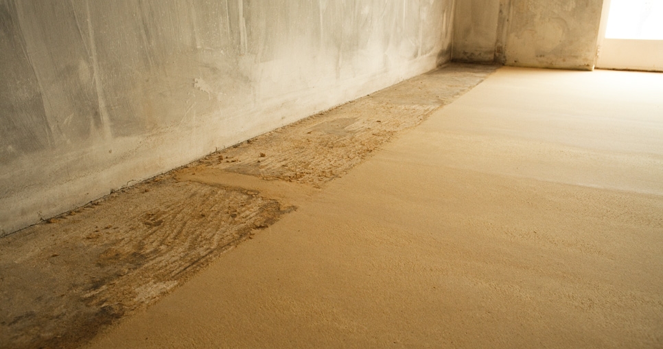 Pokoj paní Grety (3. NP); čerstvě položená xylolitová mazanina, vlevo pruh původního xylolitu pod vestavěnými skříněmi, 2011, foto: David Židlický