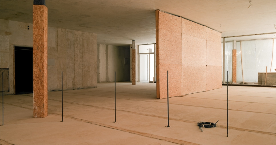 Hlavní obytný prostor s novou xylolitovou podlahou, 2011, foto: David Židlický