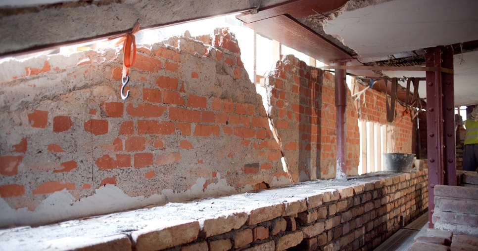 Technical floor (1st floor), peripheral wall bricking behind the transferred plasters in the former ironing room under the garden terrace, 2011, photograph: David Židlický