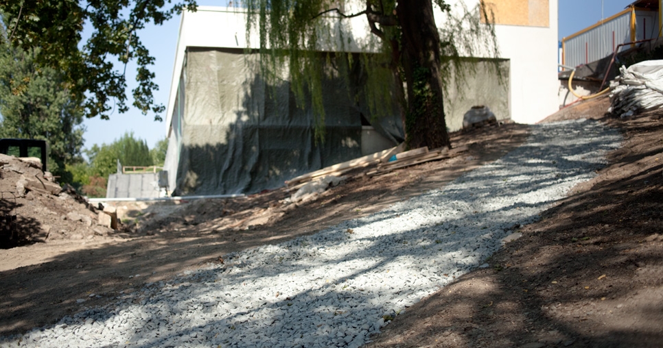 Podkladní štěrkové vrstvy zahradních cest a jihovýchodní průčelí vily před osazením velkoformátových skel, 2011, foto: David Židlický