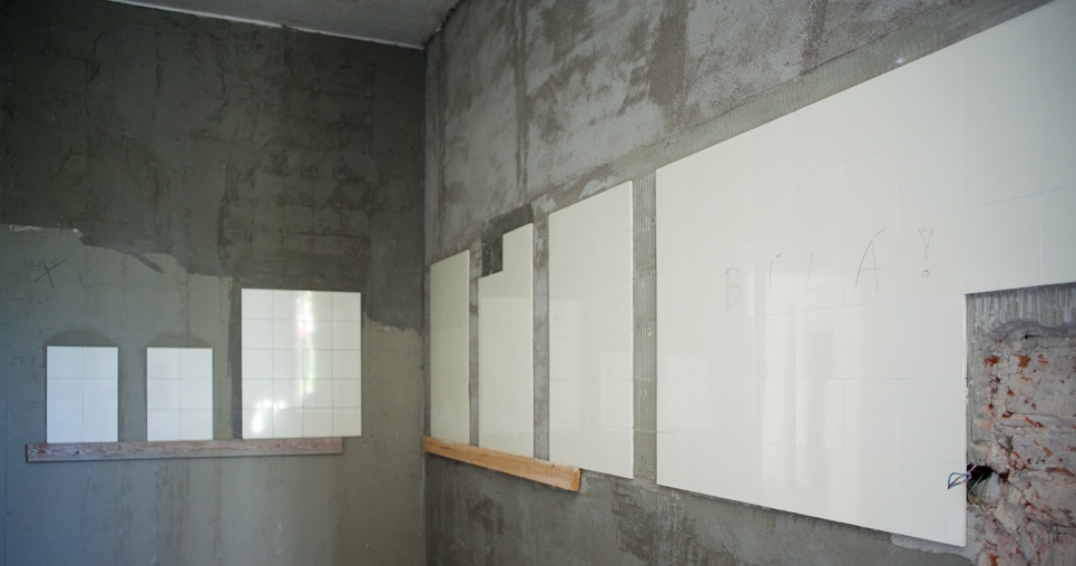 Hlavní obytné podlaží (2. NP), referenční plochy bělninových obkladů v kuchyni, 2011, foto: David Židlický