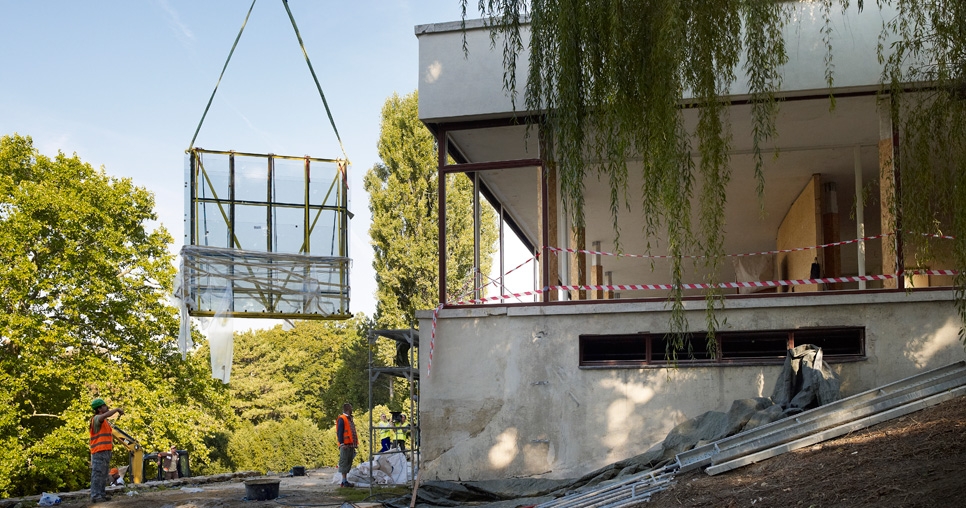 Transport of glass window panes to the garden frontage, 2011, photograph: David Židlický