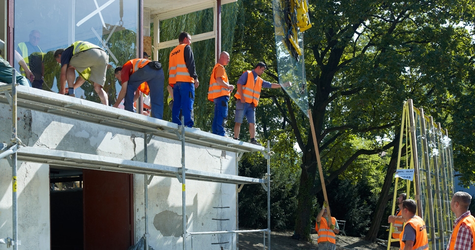 Transport and fitting window glass panes to the garden frontage, 2011, photograph: Jan Vala