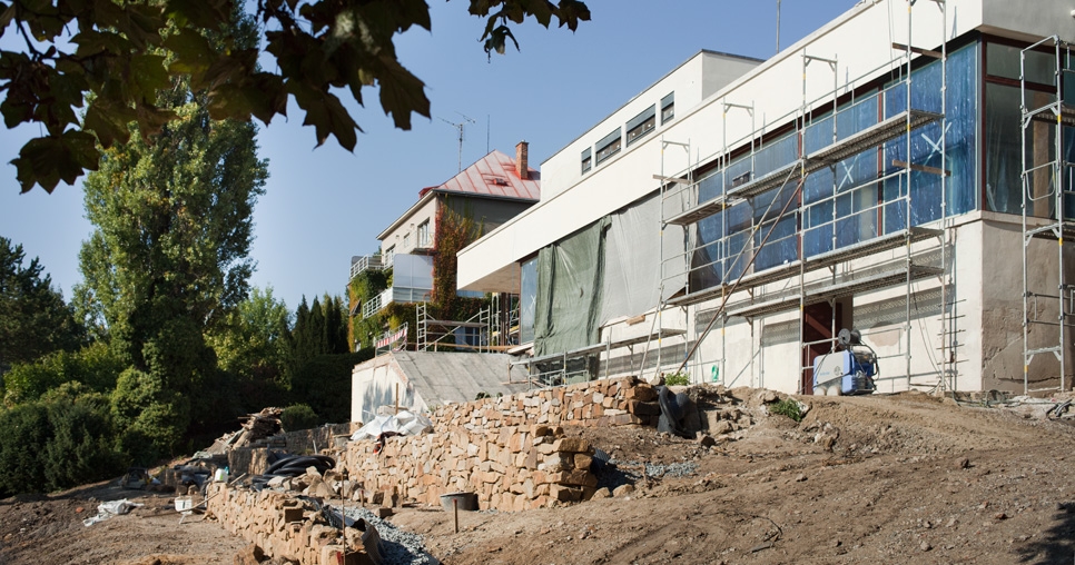 Partly glazed garden frontage and wall made of quarry stone at the house base, 2011, photograph: David Židlický