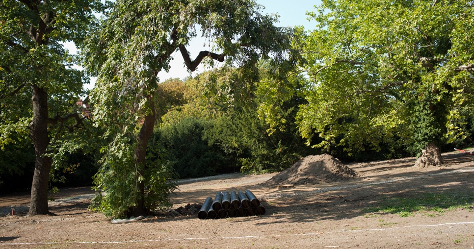 Zahrada, vytyčení nové kanalizace, 2011, foto: David Židlický
