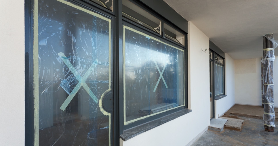 Finální olejové nátěry vnějších ocelových rámů oken v ložnicích v dětské sekci (3. NP), 2011, foto: David Židlický