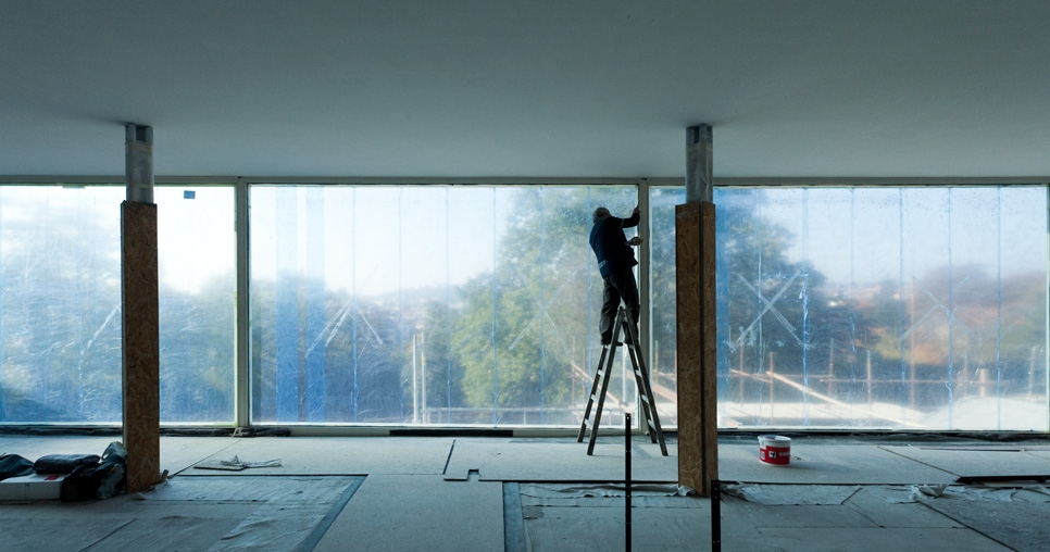 Hlavní obytný prostor (2. NP), zatmelování zasklení velkoplošných oken, 2011, foto: David Židlický