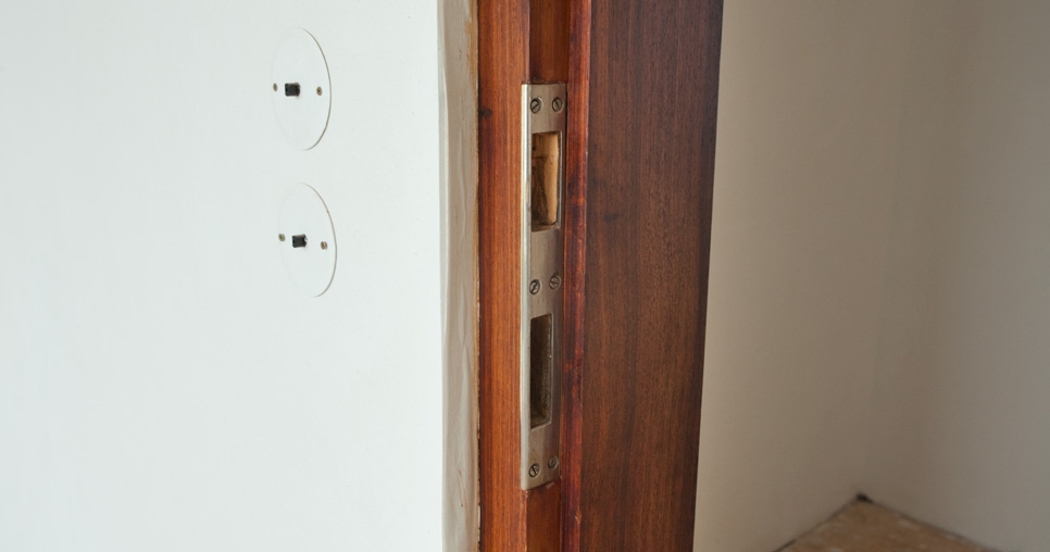 Detail dřevěné zárubně dveří ve 3. NP, 2011, foto: David Židlický