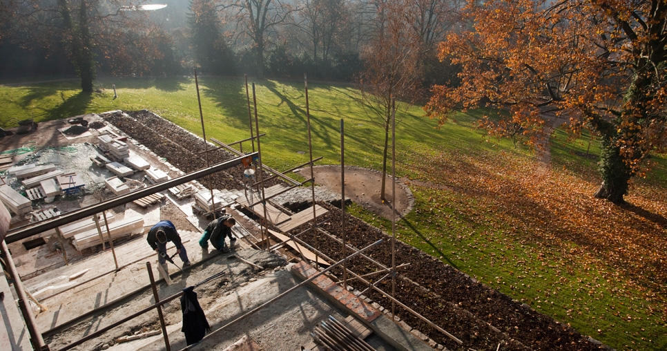 Osazování travertinových stupňů na schodišti zahradní terasy, 2011, foto: David Židlický
