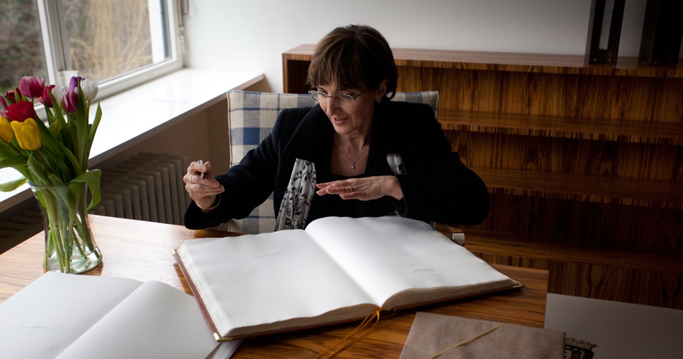 Ministryně kultury České republiky Alena Hanáková se podepisuje do pamětní knihy vily Tugendhat, 2012, foto David Židlický