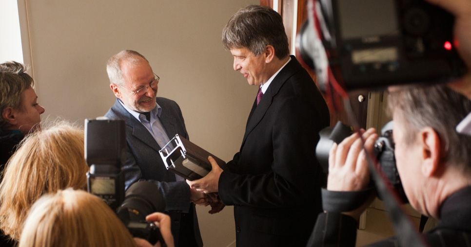 Mayor of Brno Roman Onderka presents an artefact with authentic fragments from Villa Tugendhat to Ivo Hammer, 2012, photograph: David Židlický