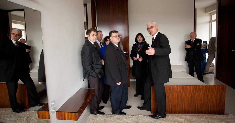 Hosté při prohlídce ložnicového patra, 2012, foto David Židlický
