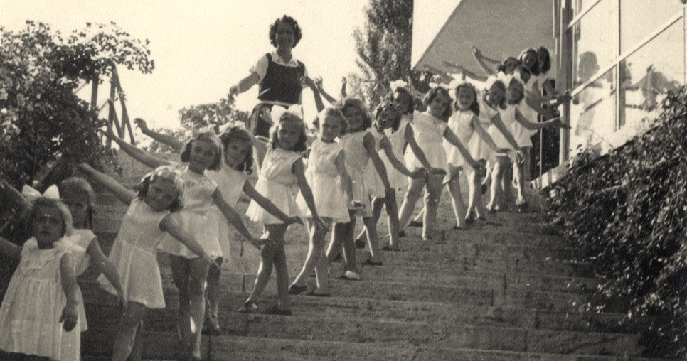 Ústav tělesné kultury Karly Hladké, děti na schodišti zahradní teasy s Karlou Hladkou, 1945 - 1950