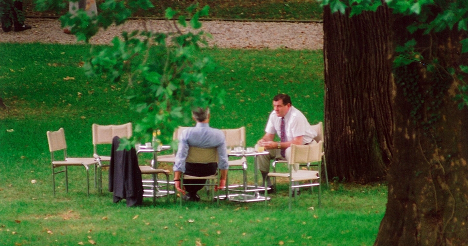 Václav Klaus a Vladimír Mečiar při rozhovoru mezi čtyřma očima v zahradě vily Tugendhat, srpen 1992, foto: Jef Kratochvil