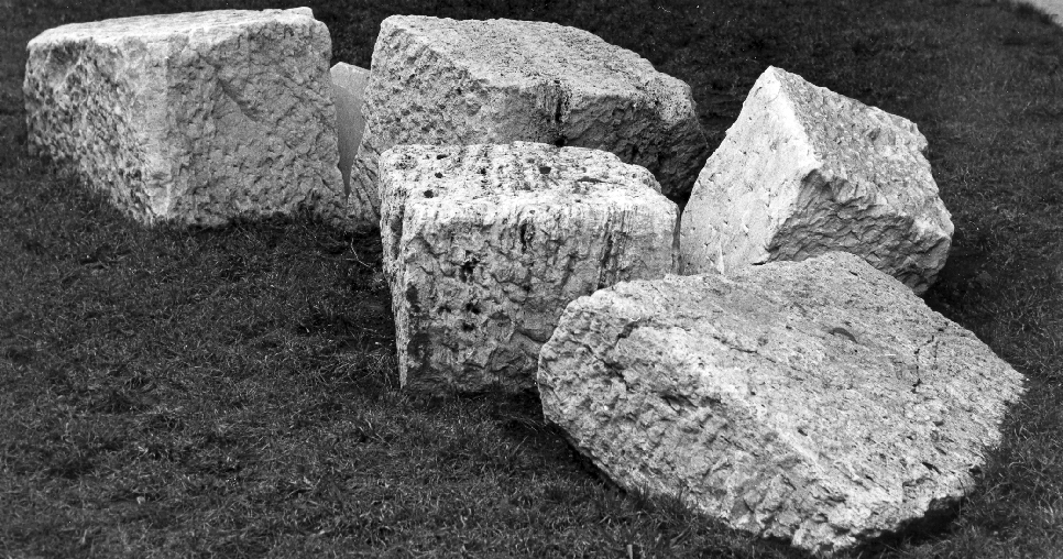 Kamenné bloky z kamenické dílny Adolfa Loose st., vytěžené při hloubení zálkadů a umístěné u vstupu do hotelu Continental, foto: Muzeum města Brna