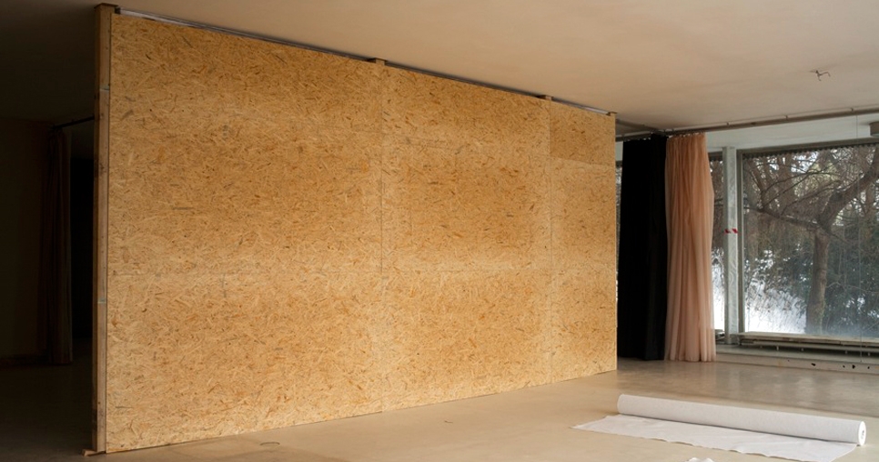 Main living room (2nd floor); onyx partition wall encased in chip boards, 2010, photograph: David Židlický