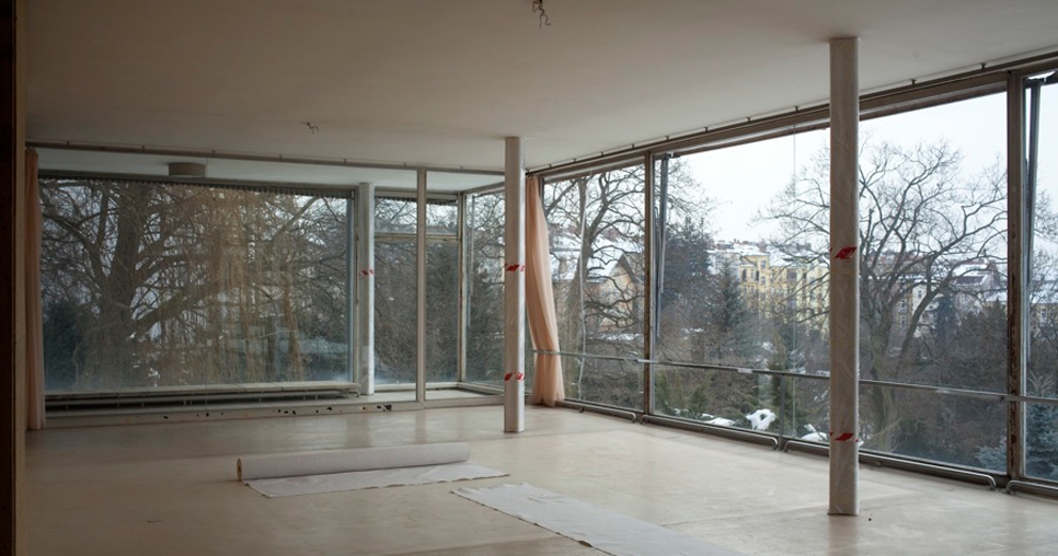 Main living room (2nd floor); steel supporting columns onyx covered with geo textile, 2010, photograph: David Židlický