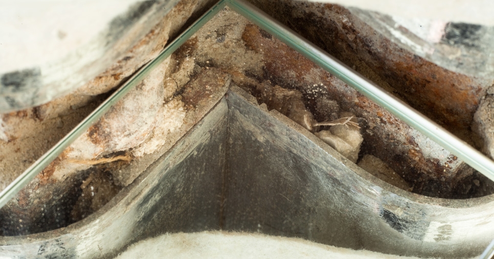 Hlavní obytný prostor (2. NP); spojení segmentů opláštění ocelových nosných sloupů; viditelné fragmenty původního linolea značky DLW, 2010, foto: David Židlický