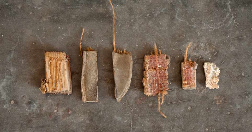 Hlavní obytný prostor (2. NP); fragmenty distančního dřevěného špalíku (vlevo) a původního linolea značky DLW, 2010, foto: David Židlický