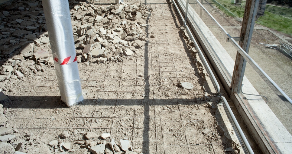 Hlavní obytný prostor (2. NP); kari sítě pod odstraněnou betonovou podlahou z 80. let, 2010, foto: David Židlický