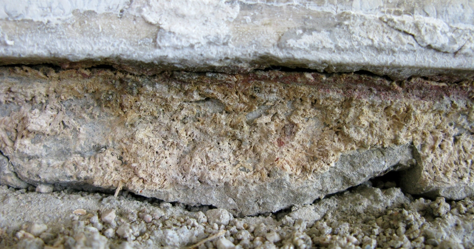 Hlavní obytný prostor (2. NP); řez vrstvou původního Sorelova cementu, 2010, foto: Ladislav Chládek