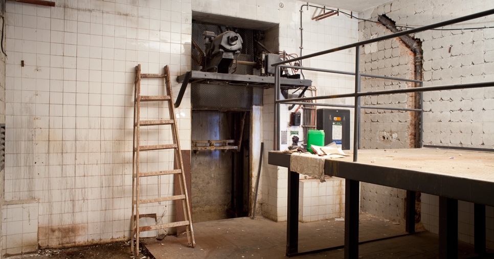 Technické podlaží (1. NP); prostor někdejší kotelny s původním výtahem na popel, 2010, foto: David Židlický