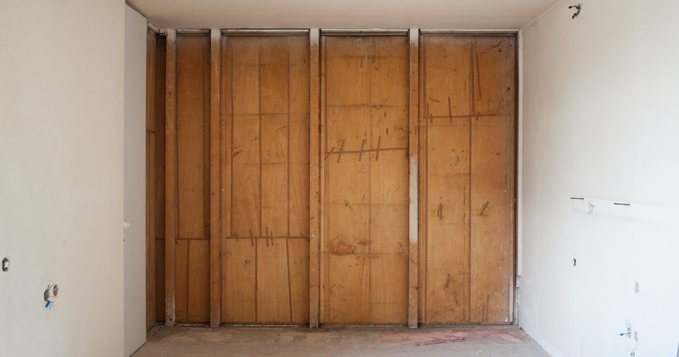 Pokoj chlapců (3. NP); původní dřevěný nosný rošt pro palisandrový obklad ve vstupní hale obnažený po odstranění vestavěných skříní z 80. let, 2010, foto: David Židlický