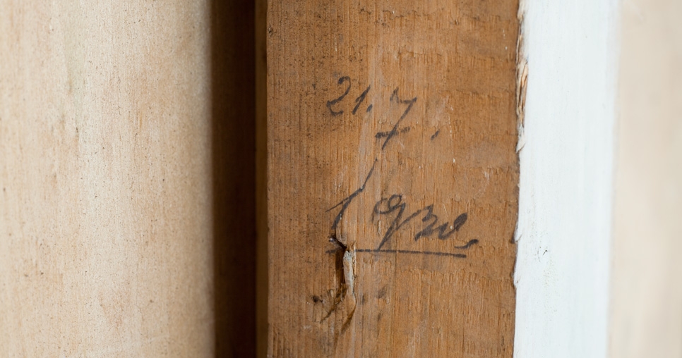 Pokoj chlapců (3. NP); detail nápisu tužkou s datem 21. 7. 1930 na jednom z nosných sloupků dřevěného roštu, 2010, foto: David Židlický
