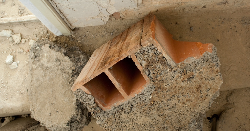 Koupelna v dětské sekci (3.NP); původní keramická stropní tvarovka v zásypu v podlaze, 2010, foto: David Židlický