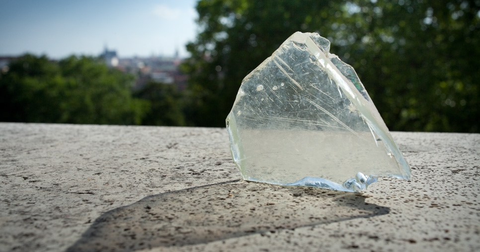 Fragment skla pocházející zřejmě z původního zasklení hlavního obytného prostoru (2. NP), 2010, foto: David Židlický