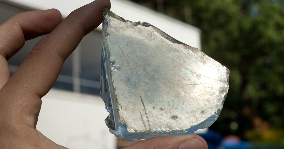 Fragment skla pocházející zřejmě z původního zasklení hlavního obytného prostoru (2. NP), 2010, foto: David Židlický
