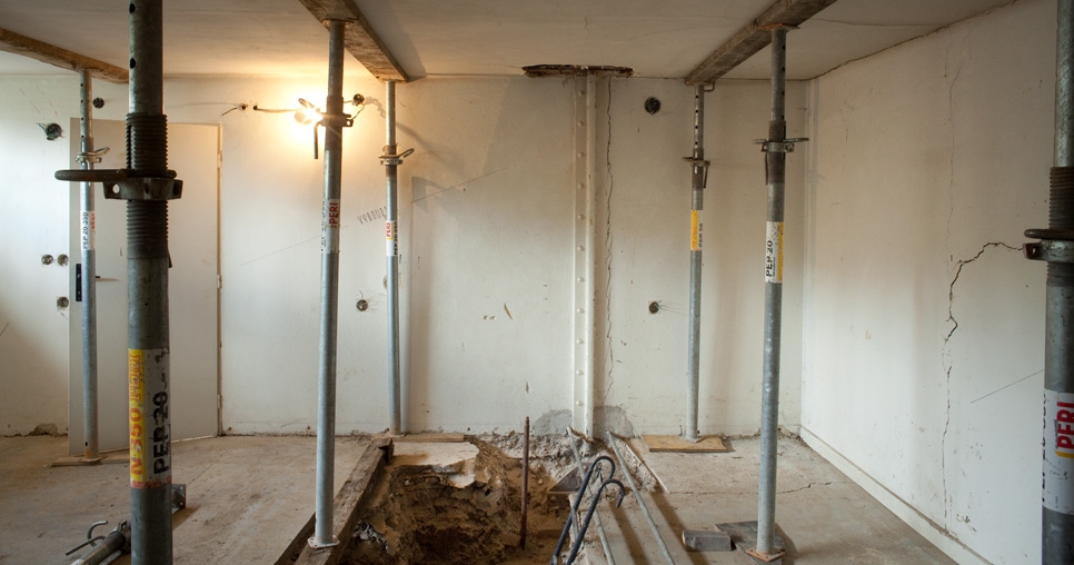 Technical floor (1st floor); provisional supporting iron structure in the former ironing room, 2010, photograph: David Židlický