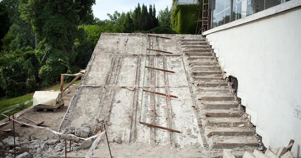 Flights of the garden terrace with dismantled authentic steel railing, 2010, photograph: David Židlický
