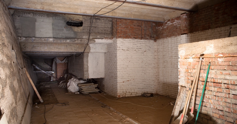 Tzv. tunel (2. NP) po dokončení nátěrů ocelových stropních nosníků a po sanaci stropní desky, 2010, foto: David Židlický