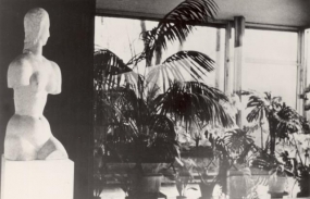 Dívčí torzo od Wilhelma Lehmbrucka v hlavním obytném prostoru, 30. léta, foto: Fritz Tugendhat