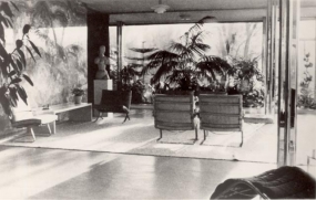 Group seating in front of the onyx wall in the main living area, 1930s, photograph: Fritz Tugendhat