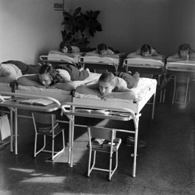 Výuka rehabilitujících dětí v někdejším pokoji dcery Hanny, únor 1959, foto: Miloš Budík